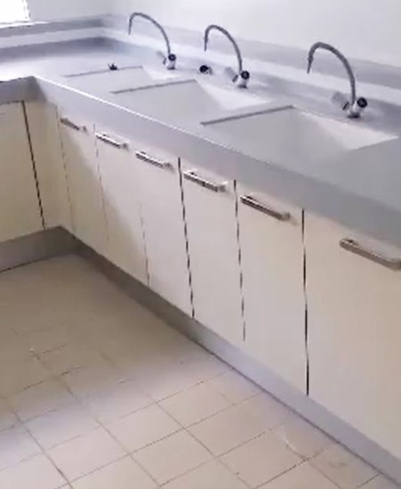Laveries sur piètement métallique